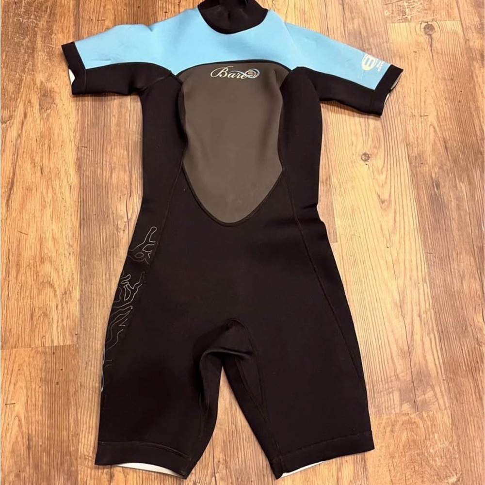Bare Short Sleeve Wetsuit in Black and Blue